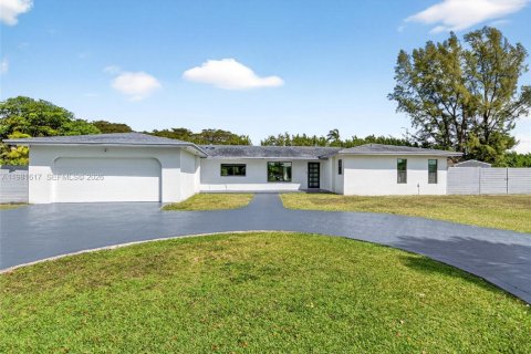 House in Miami, Florida 6 bedrooms, 224.54 sq.m. № 2043097 - photo 2