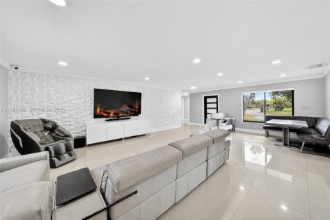 House in Miami, Florida 6 bedrooms, 224.54 sq.m. № 2043097 - photo 14