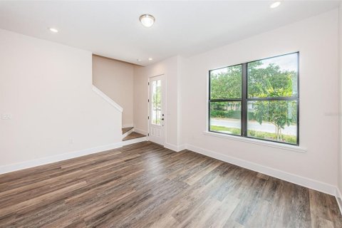 Townhouse in New Port Richey, Florida 3 bedrooms, 170.48 sq.m. № 2137783 - photo 2