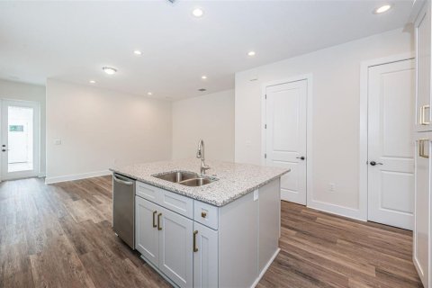 Townhouse in New Port Richey, Florida 3 bedrooms, 170.48 sq.m. № 2137783 - photo 8
