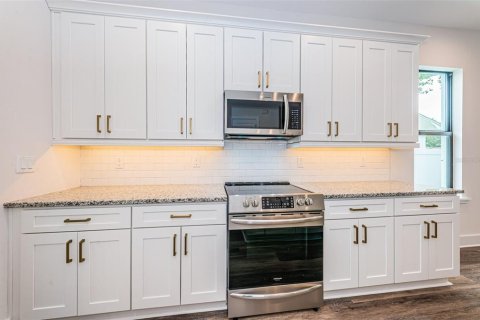 Townhouse in New Port Richey, Florida 3 bedrooms, 170.48 sq.m. № 2137783 - photo 7