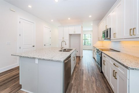 Townhouse in New Port Richey, Florida 3 bedrooms, 170.48 sq.m. № 2137783 - photo 9