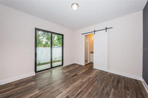 Townhouse in New Port Richey, Florida 3 bedrooms, 170.48 sq.m. № 2137783 - photo 13