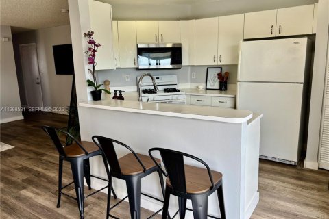 Casa en venta en Miami, Florida, 3 dormitorios, 108.79 m2 № 2030480 - foto 2