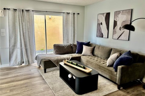 Casa en venta en Miami, Florida, 3 dormitorios, 108.79 m2 № 2030480 - foto 3