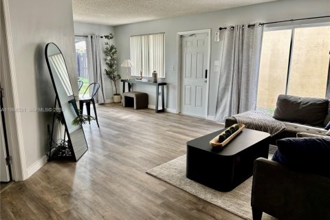 Casa en venta en Miami, Florida, 3 dormitorios, 108.79 m2 № 2030480 - foto 4