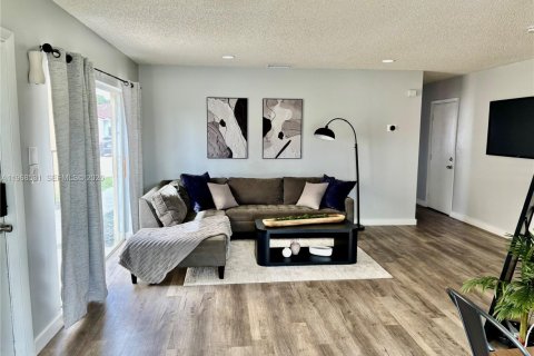 Casa en Miami, Florida 3 dormitorios, 108.79 m2 № 2030480