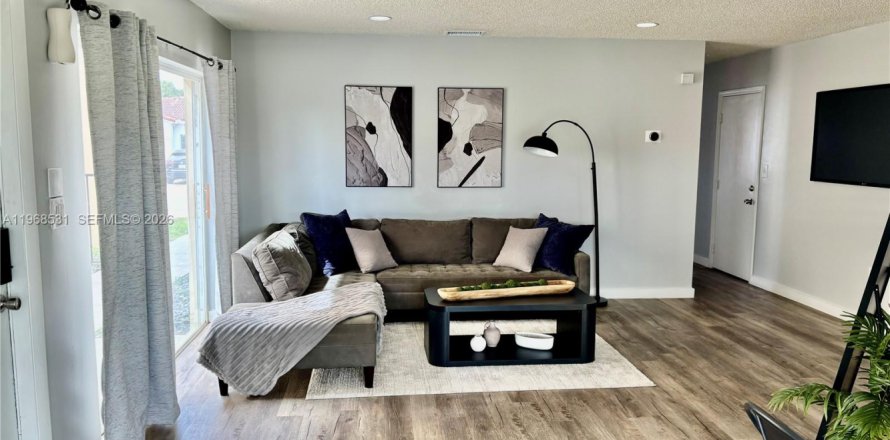 Casa en Miami, Florida 3 dormitorios, 108.79 m2 № 2030480