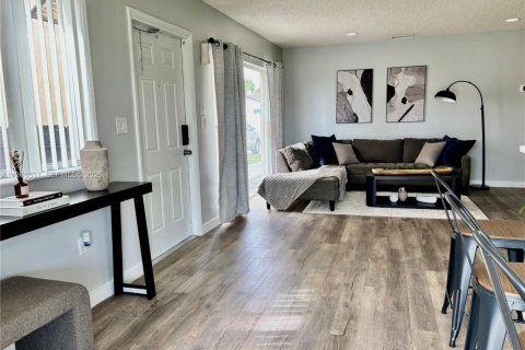 Casa en venta en Miami, Florida, 3 dormitorios, 108.79 m2 № 2030480 - foto 7