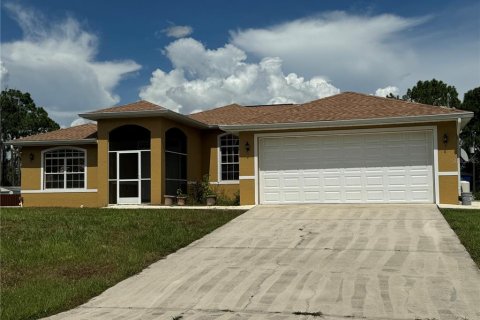 House in Lehigh Acres, Florida 3 bedrooms, 196.95 sq.m. № 1299983 - photo 3