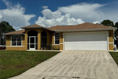House in Lehigh Acres, Florida 3 bedrooms, 196.95 sq.m. № 1299983 - photo 2