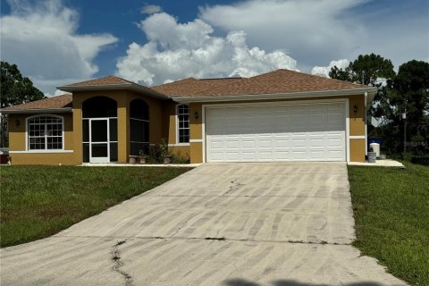 House in Lehigh Acres, Florida 3 bedrooms, 196.95 sq.m. № 1299983 - photo 1