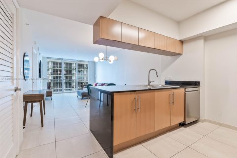 Condo in Miami, Florida, 1 bedroom  № 1946405 - photo 4