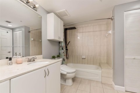 Condo in Miami, Florida, 1 bedroom  № 1946405 - photo 15