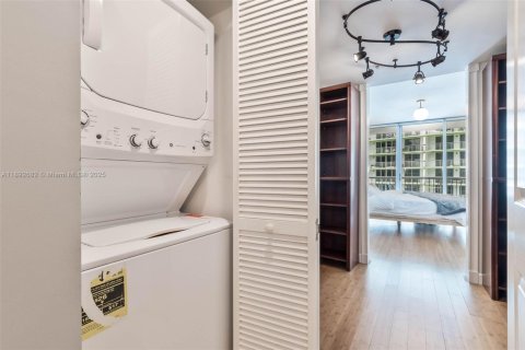 Condo in Miami, Florida, 1 bedroom  № 1946405 - photo 14