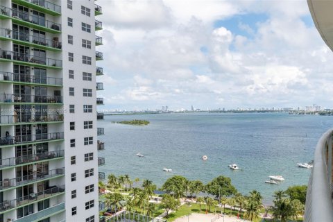 Condo in Miami, Florida, 1 bedroom  № 1946405 - photo 17