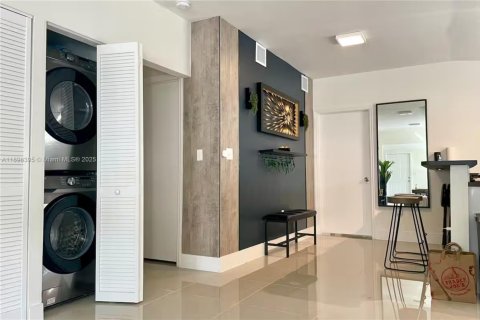Casa en alquiler en Miami, Florida, 2 dormitorios, 125.6 m2 № 2081594 - foto 8