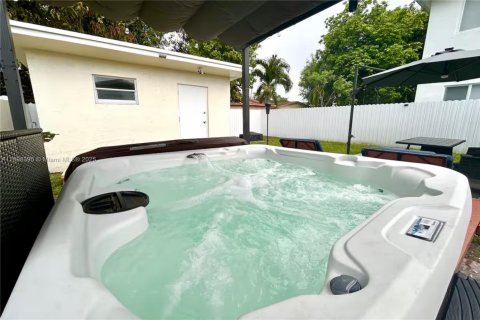 Casa en alquiler en Miami, Florida, 2 dormitorios, 125.6 m2 № 2081594 - foto 16
