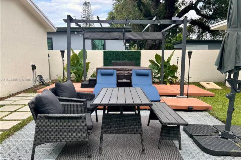 Casa en alquiler en Miami, Florida, 2 dormitorios, 125.6 m2 № 2081594 - foto 14