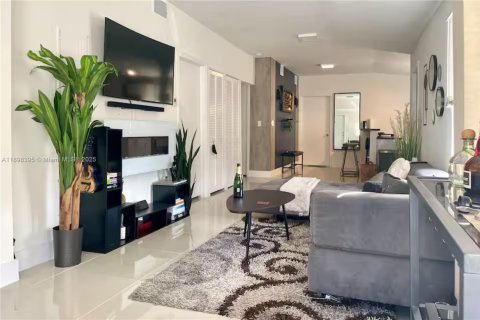Casa en alquiler en Miami, Florida, 2 dormitorios, 125.6 m2 № 2081594 - foto 4
