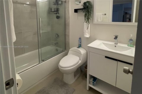 Casa en alquiler en Miami, Florida, 2 dormitorios, 125.6 m2 № 2081594 - foto 13