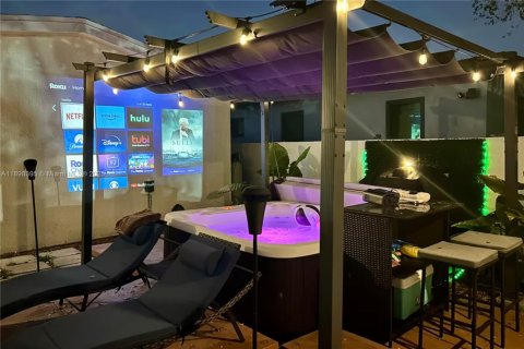 Casa en alquiler en Miami, Florida, 2 dormitorios, 125.6 m2 № 2081594 - foto 15
