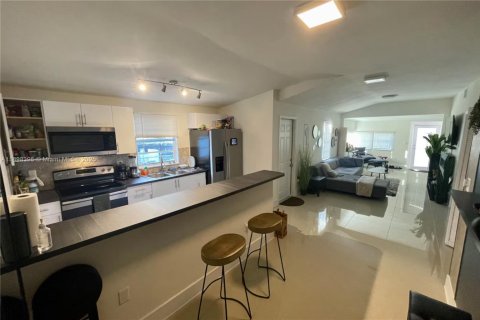 Casa en alquiler en Miami, Florida, 2 dormitorios, 125.6 m2 № 2081594 - foto 7