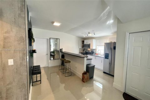 Casa en alquiler en Miami, Florida, 2 dormitorios, 125.6 m2 № 2081594 - foto 6