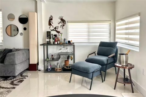 Casa en alquiler en Miami, Florida, 2 dormitorios, 125.6 m2 № 2081594 - foto 11