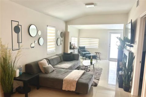 Casa en alquiler en Miami, Florida, 2 dormitorios, 125.6 m2 № 2081594 - foto 5