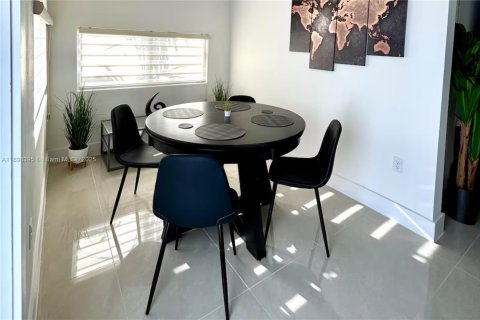 Casa en alquiler en Miami, Florida, 2 dormitorios, 125.6 m2 № 2081594 - foto 12