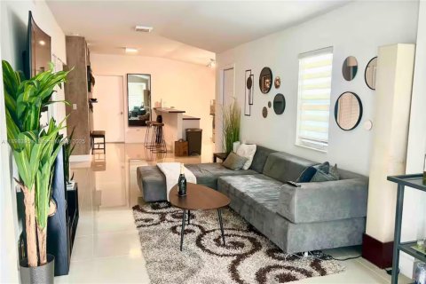 Casa en alquiler en Miami, Florida, 2 dormitorios, 125.6 m2 № 2081594 - foto 3