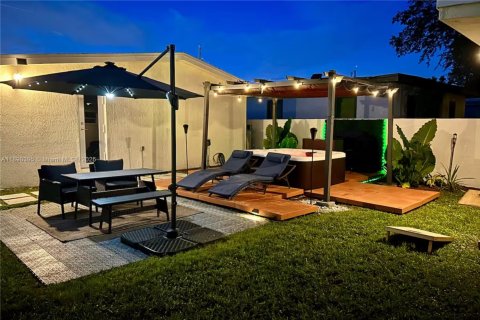 Casa en alquiler en Miami, Florida, 2 dormitorios, 125.6 m2 № 2081594 - foto 17