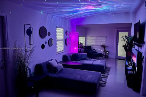 Casa en alquiler en Miami, Florida, 2 dormitorios, 125.6 m2 № 2081594 - foto 2