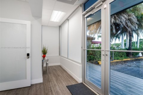 Propiedad comercial en venta en Miami, Florida № 1967279 - foto 15