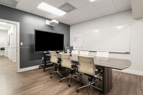 Propiedad comercial en venta en Miami, Florida № 1967279 - foto 7