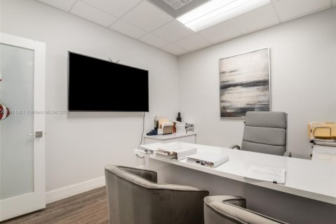 Propiedad comercial en venta en Miami, Florida № 1967279 - foto 14