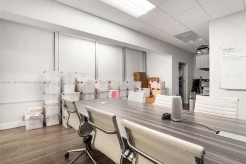 Propiedad comercial en venta en Miami, Florida № 1967279 - foto 9