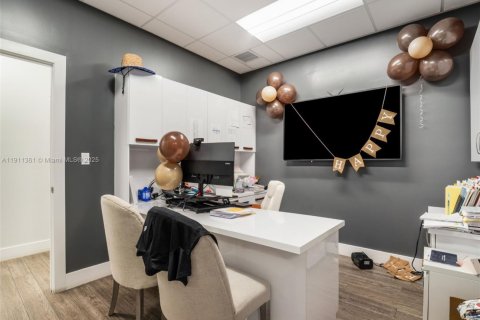 Propiedad comercial en venta en Miami, Florida № 1967279 - foto 3