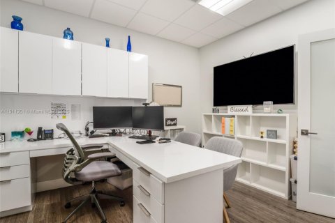 Propiedad comercial en venta en Miami, Florida № 1967279 - foto 12