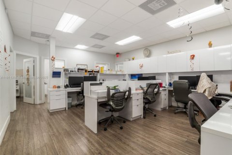 Propiedad comercial en venta en Miami, Florida № 1967279 - foto 6