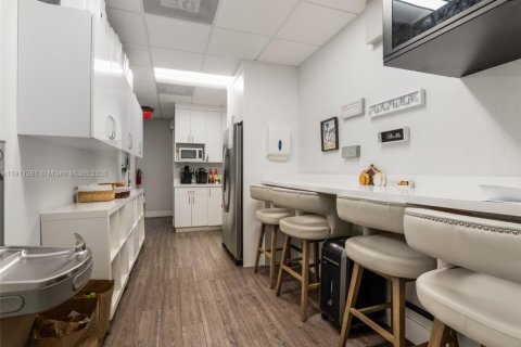 Propiedad comercial en venta en Miami, Florida № 1967279 - foto 10