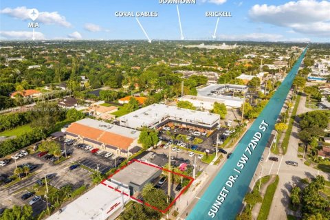 Propiedad comercial en venta en Miami, Florida № 1967279 - foto 4