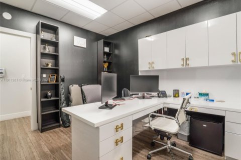 Propiedad comercial en venta en Miami, Florida № 1967279 - foto 13