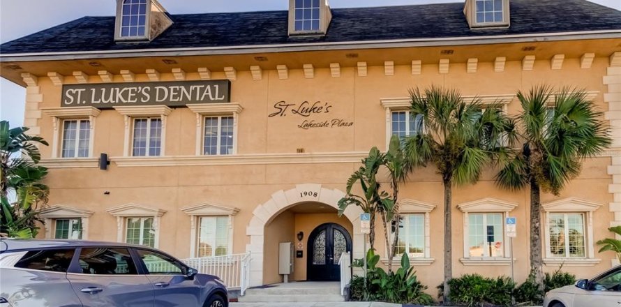 Commercial property in Lutz, Florida 456.89 sq.m. № 736691