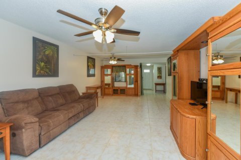 Condo in West Palm Beach, Florida, 2 bedrooms № 2177198 - photo 10