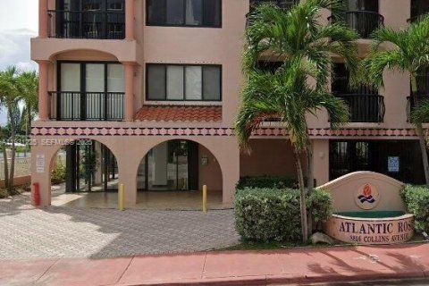 Снять в аренду кондоминиум в Серфсайд, Флорида 2 спальни, 110.55м2, № 1992160 - фото 1