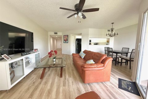 Кондоминиум с 1 спальней в Пемброк-Пайнс, Флорида № 2035006