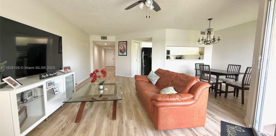 Кондоминиум с 1 спальней в Пемброк-Пайнс, Флорида № 2035006