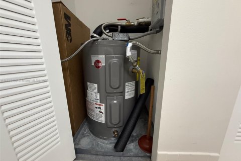 Купить кондоминиум в Пемброк-Пайнс, Флорида 1 спальня, 98.1м2, № 2035006 - фото 21